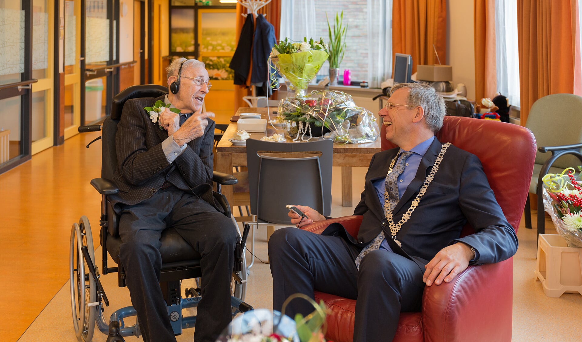 Cor van Zandwijk in een geanimeerd gesprek met burgemeester Visser. | Foto: Wil van Elk