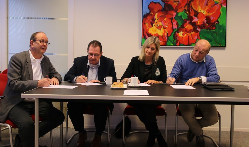 Het convenant wordt ondertekend door Adri de Roon (ISD), Cor Vork (Oxyz), jacauqline Zuidweg (Zuidweg &amp; Partners) en Michael van Vugt (Over Rood). | Foto: pr.  