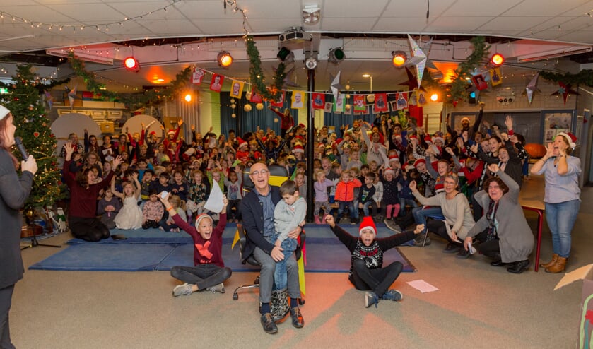 Leerlingen van de Daltonschool namen afscheid van Theo Capers. | Foto Wil van Elk