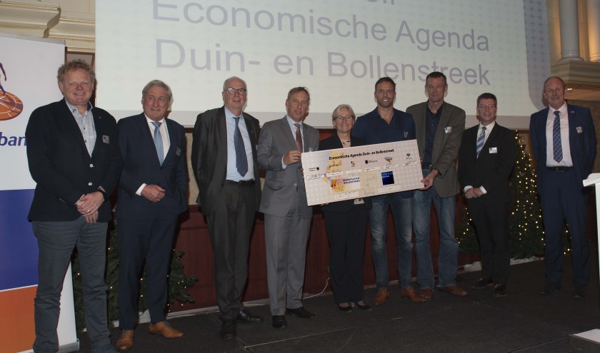 Trotse gezichten op het podium bij de kick-off van de Economische Agenda.