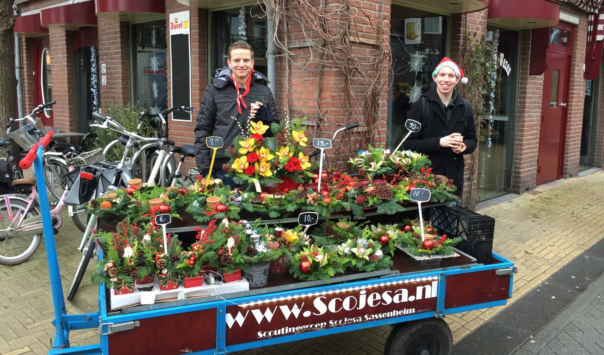 De scouts staan met hun kerststukjes in het centrum en gaan ook langs de deuren in Sassenheim. | Foto: pr.