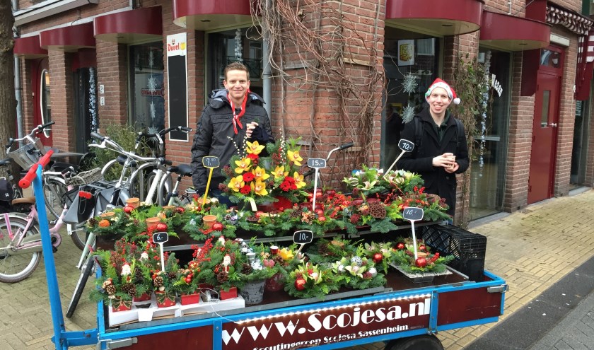 De scouts staan met hun kerststukjes in het centrum en gaan ook langs de deuren in Sassenheim. | Foto: pr.