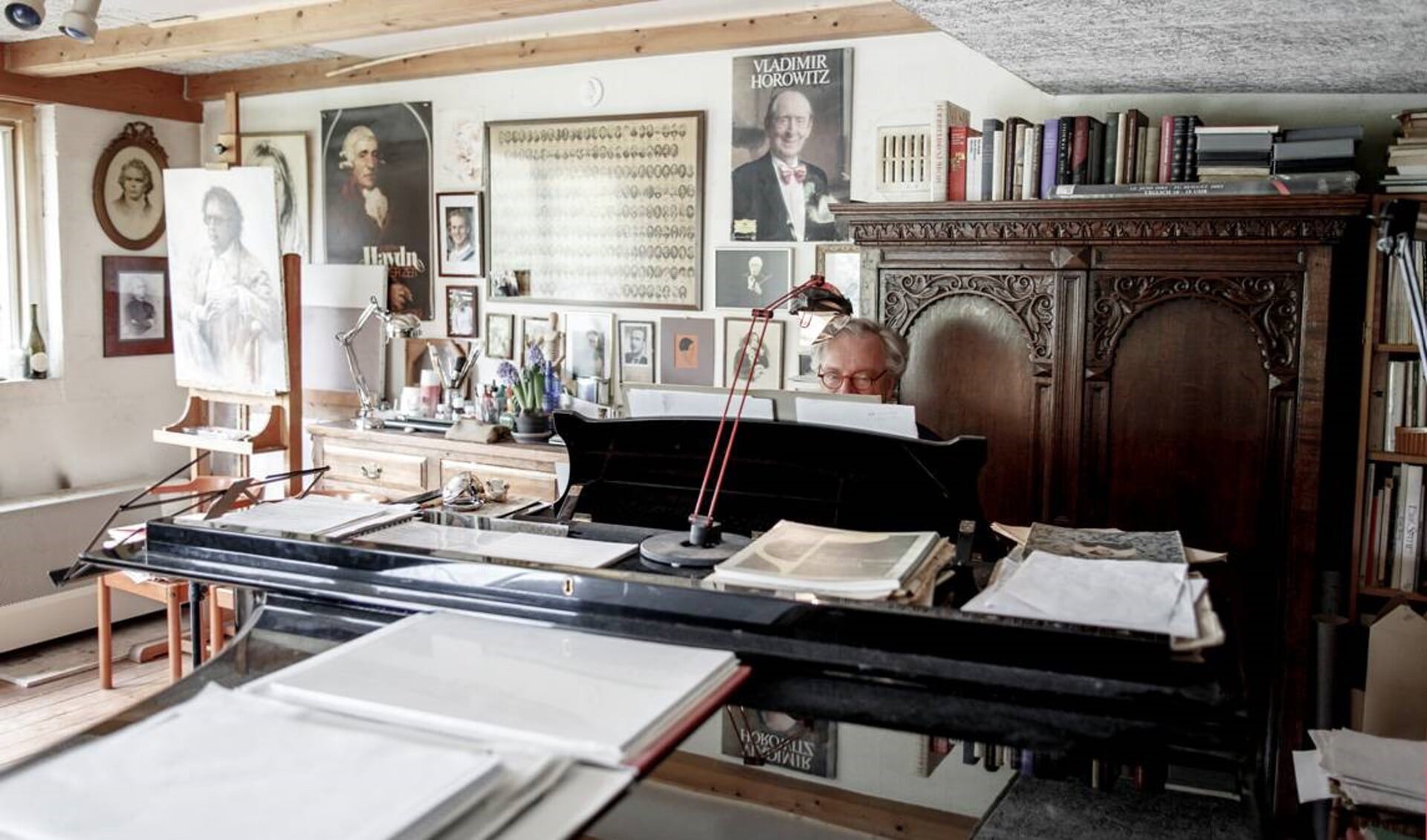 Jacob Bogaart in zijn studeerkamer. | Foto Hans van der Woerd