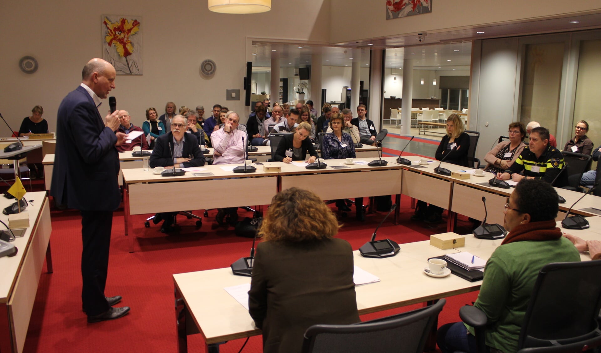 Een volle raadzaal met woordvoerders van diverse organisaties ging de discussie aan over de schuldhulp. | Foto: Nico Kuyt