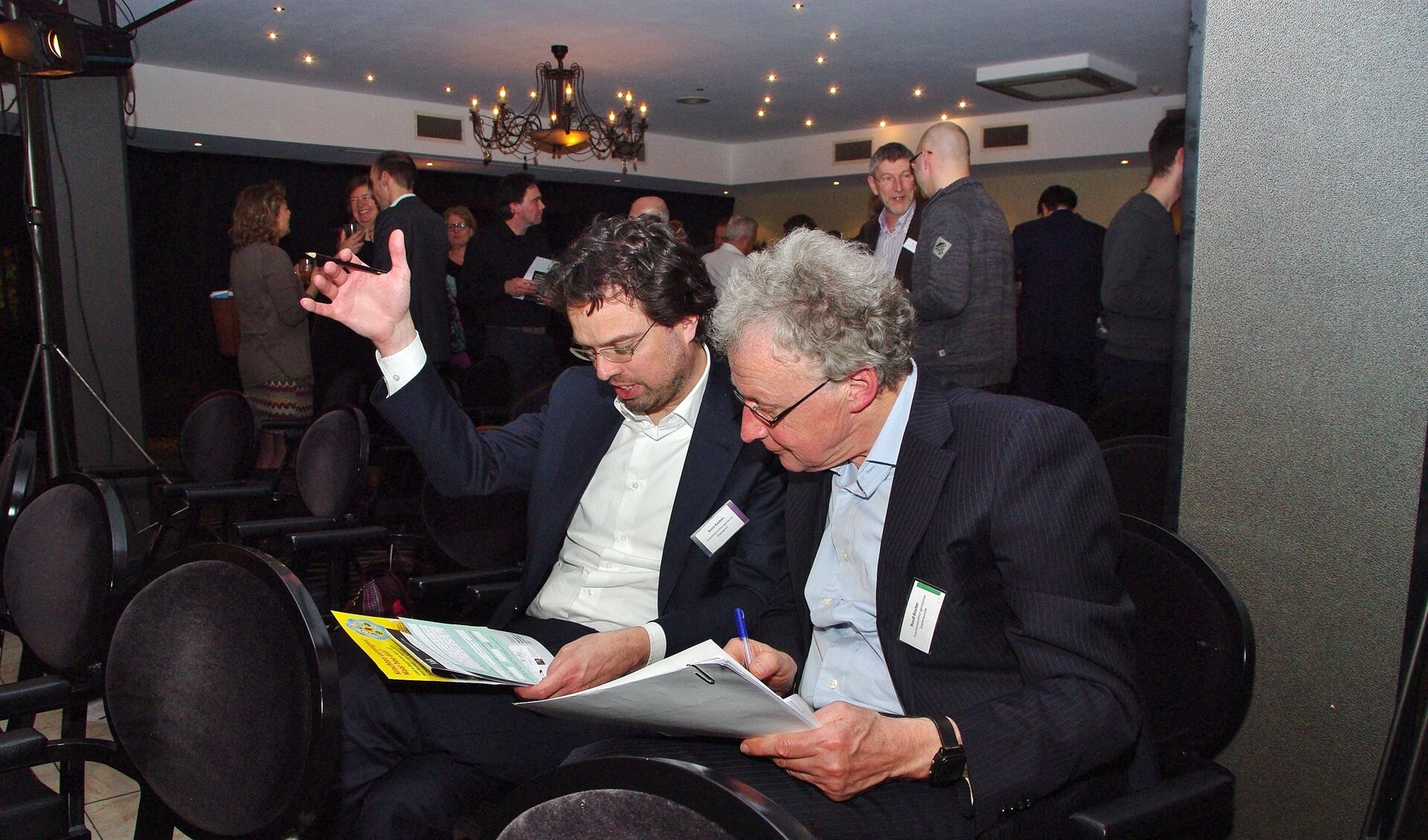Raadsleden Boris Kocken (Oegstgeest) en Ruud Bouter (Zoeterwoude) stellen vragen op voor latere discussie. | Foto: Willemien Timmers
