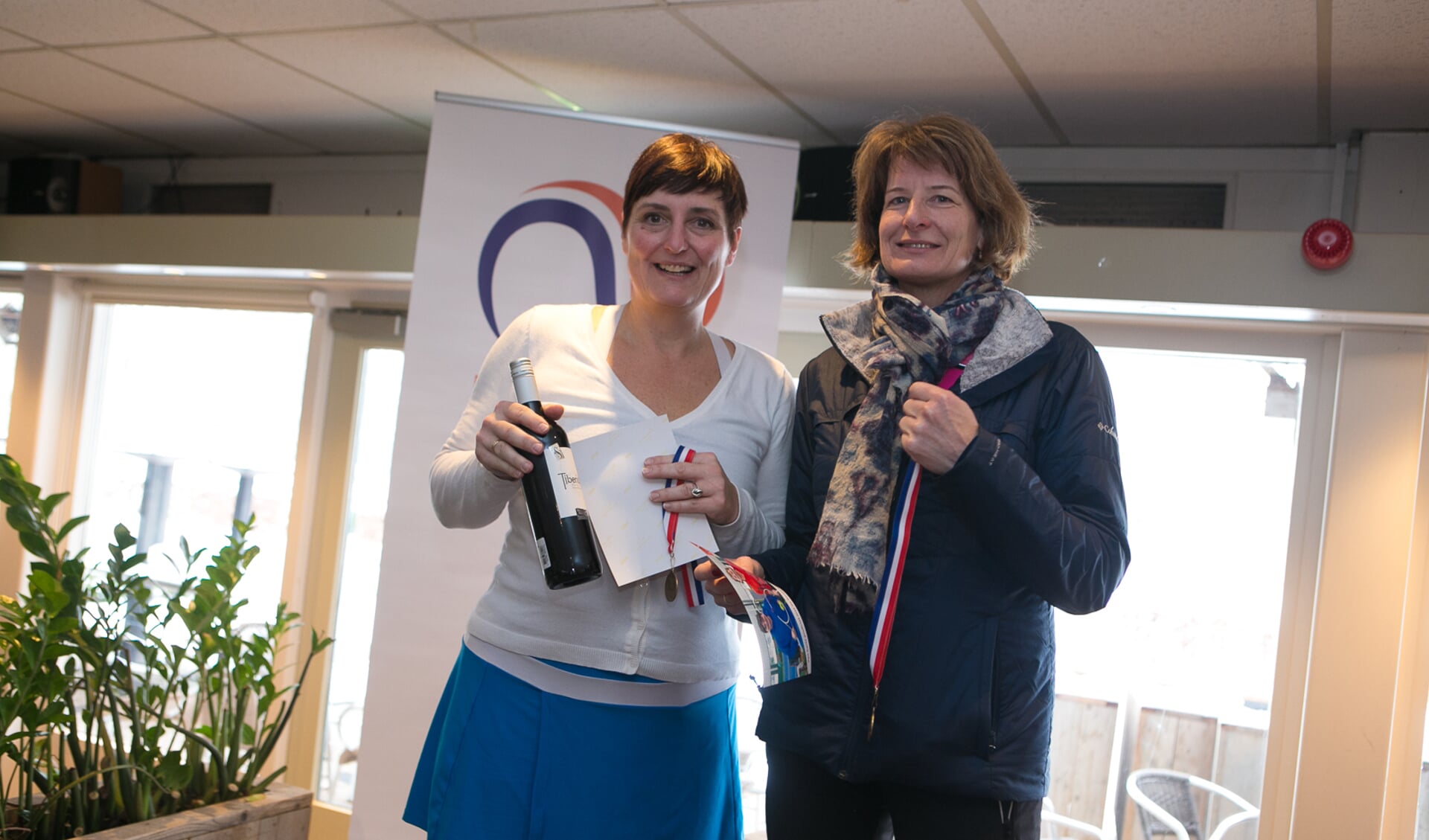 Petra van den Akker-Wessels (l) wint de nationale titel in het enkelspel 50+. | Foto: pr.