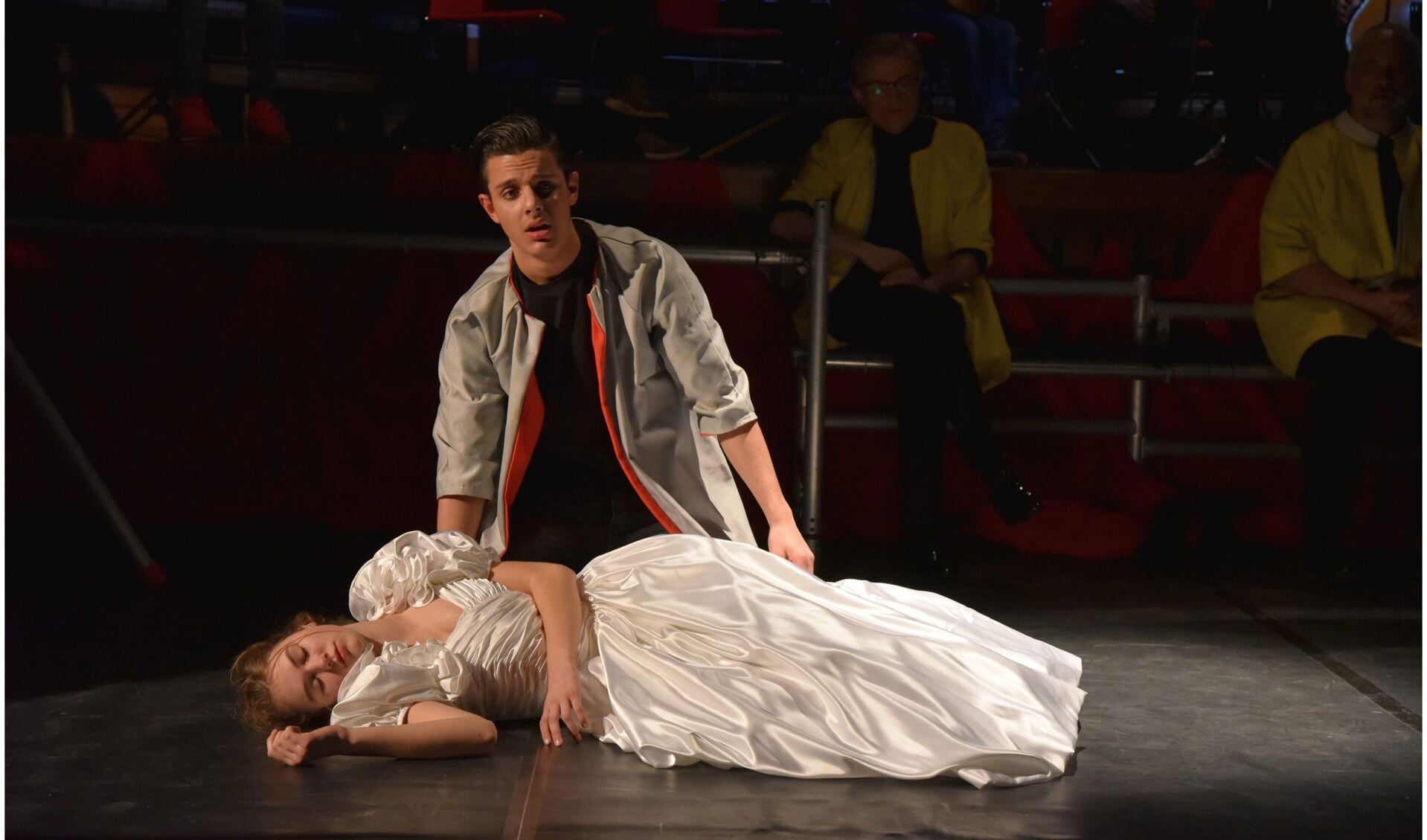 Romeo (Erin Kading) en Julia (Yara van Herwijnen) speelden buitengewoon professioneel. | Foto Eric van Leeuwen