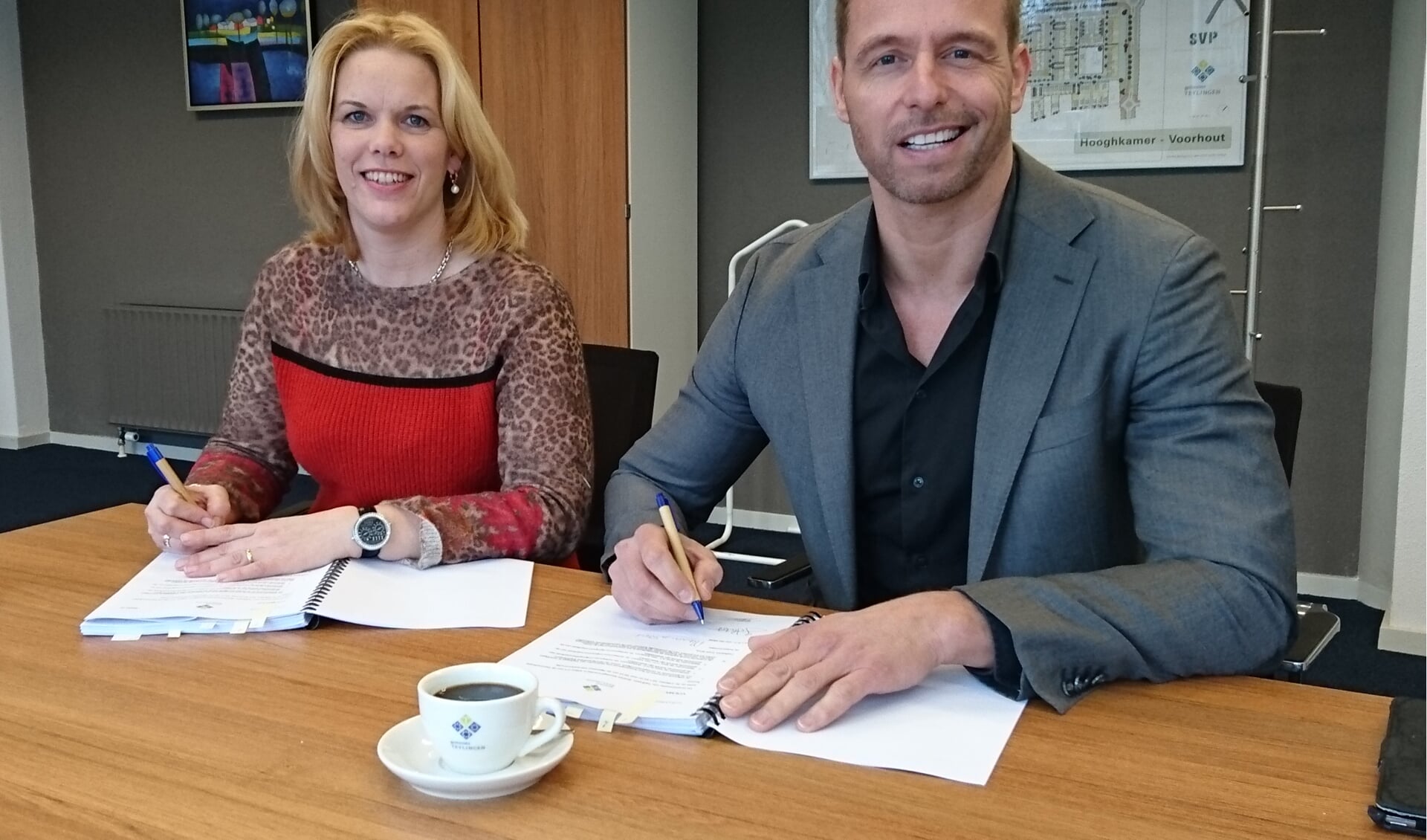 Yvonne van der Hulst en Bas Brekelmans ondertekenen de overeenkomst. | Foto: pr.