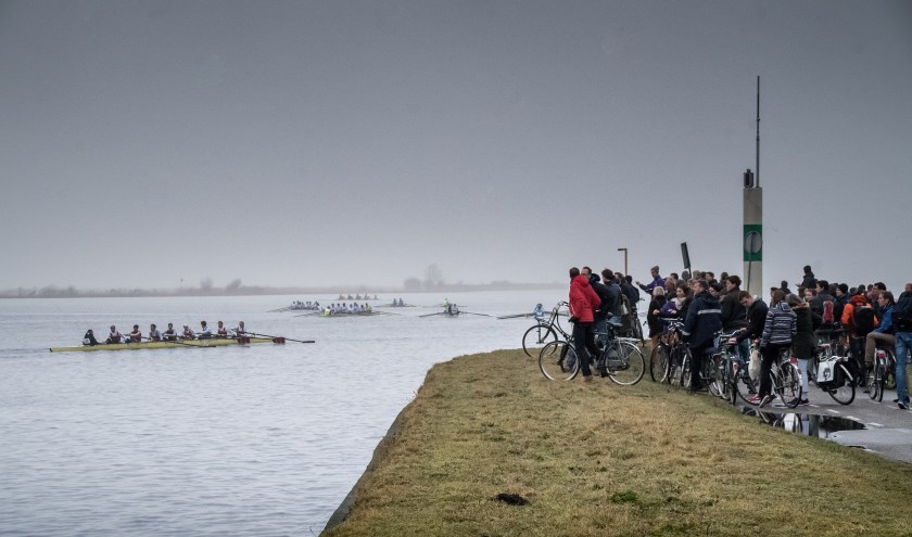 De roeiers beginnen aan het laatste eindje, over open water naar de Kaagsociëteit. | Foto: J.P. Kranenburg