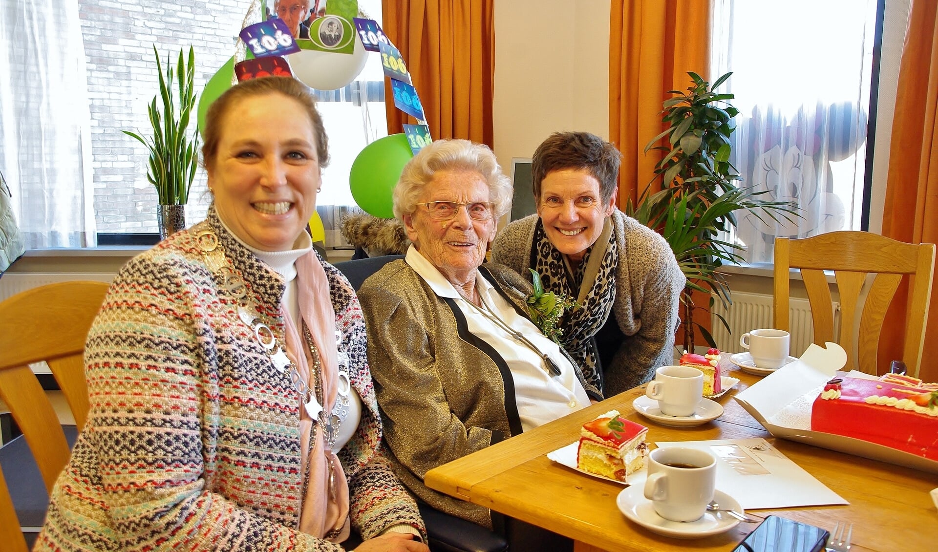 Mevrouw Keijzer-van der Heiden viert haar 106e verjaardag. Links wethouder Wendelien Tönjann, rechts van de jarige Karin Bosch (manager Zorg Oegstgeest Marente). | Foto Willemien Timmers