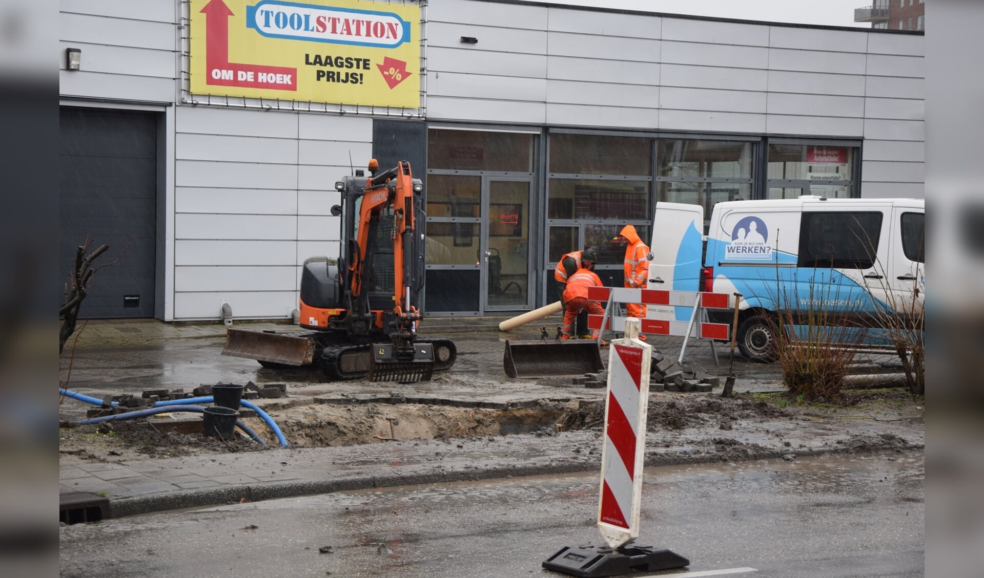 Monteurs van Oasen aan het werk om de beschadigde waterleiding aan de Touwbaan te repareren. | Foto: AS Media 