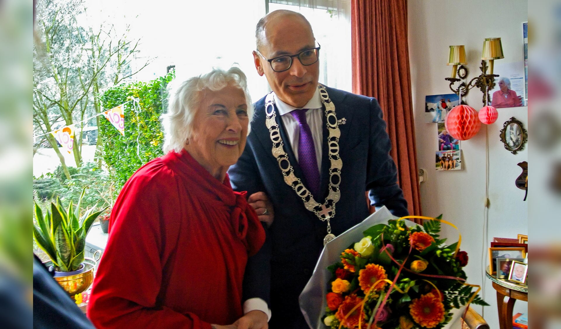 Mevrouw Neuteboom werd gefeliciteerd door burgemeester Emile Jaensch. | Eigen foto