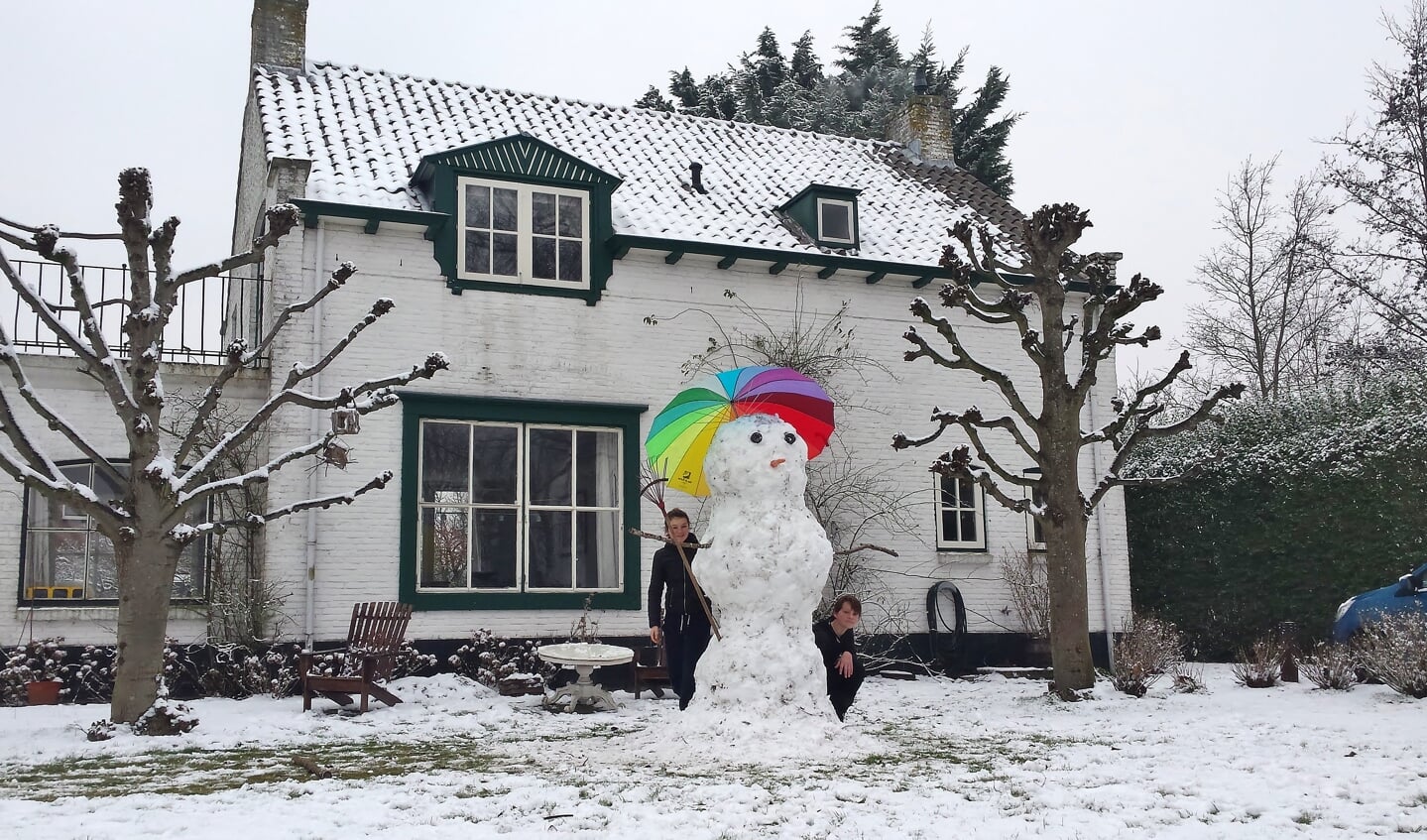 Calle en Duco Wagenaar maakte met hun vader een reusachtige sneeuwpop van 2.10 meter hoog. | Foto Marina van der Vlies