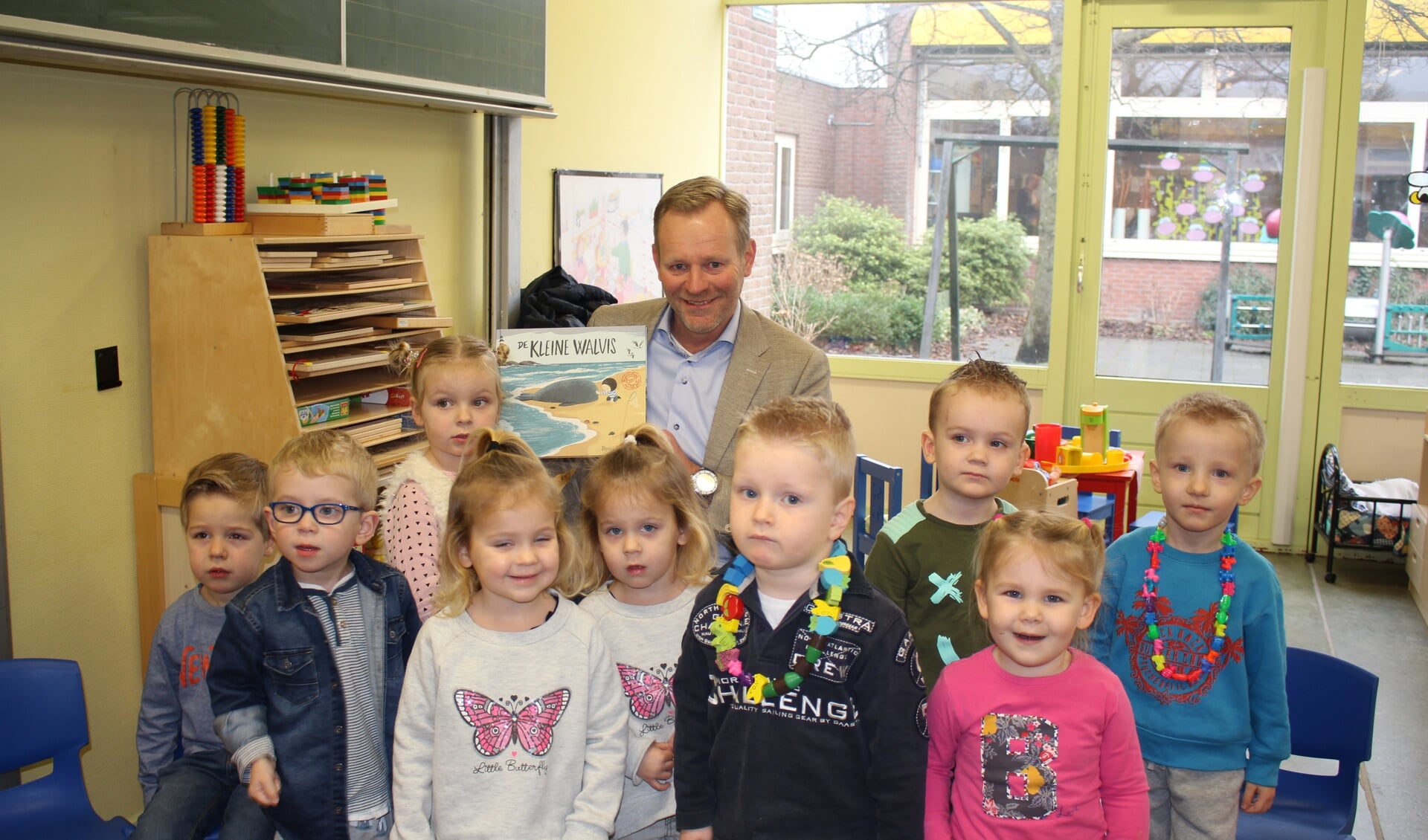 Wethouder Fred van Trigt leest voor uit De Kleine Walvis. | Foto en tekst: Annemiek Cornelissen