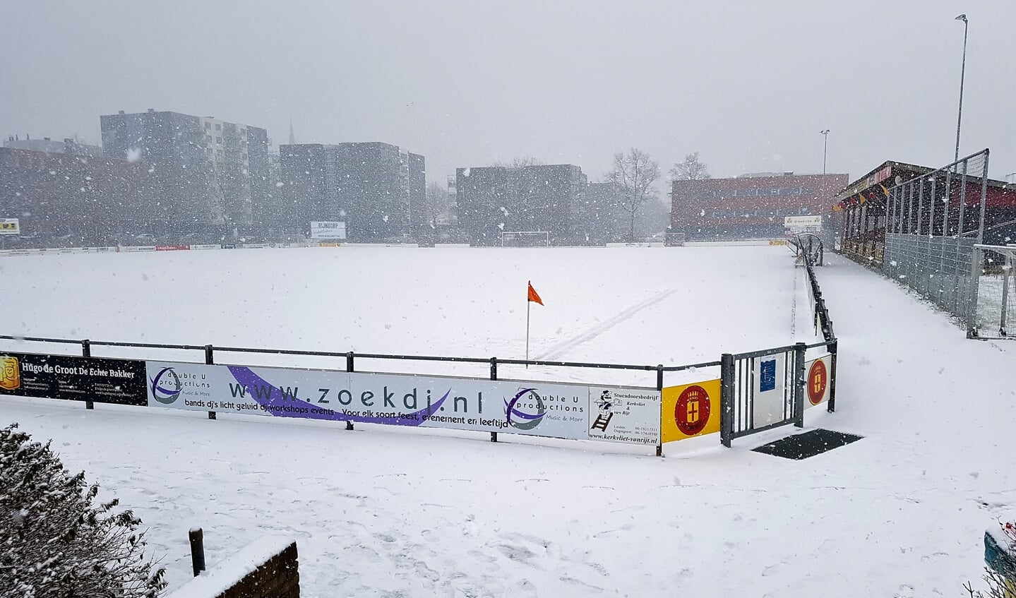 Het besneeuwde terrein van Vv Oegstgeest. | Foto Jan van den Broeck