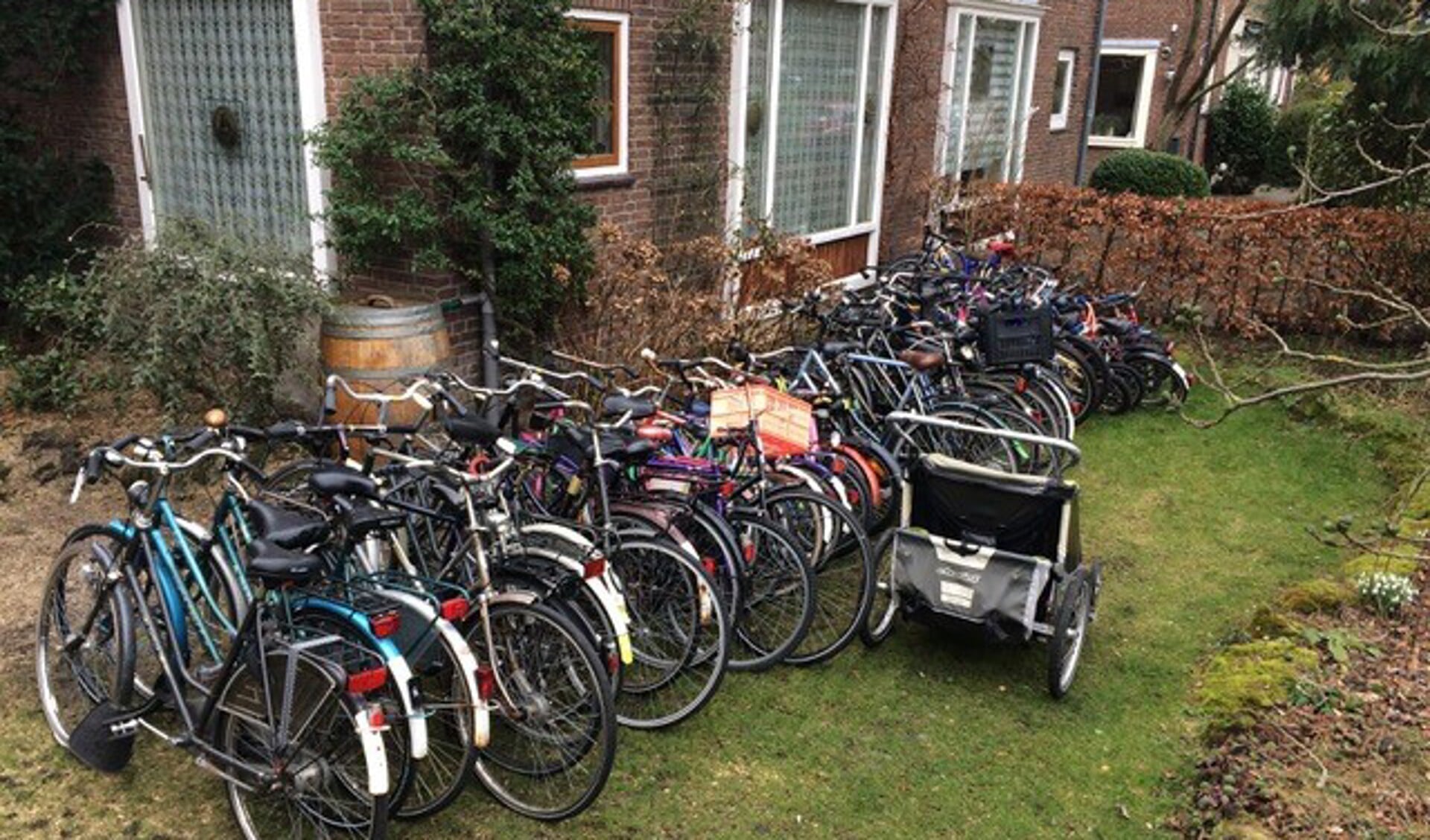 De voortuin van Jaap van den Broek aan de Admiraal de Ruyterlaan staat vol met fietsen. | Eigen foto