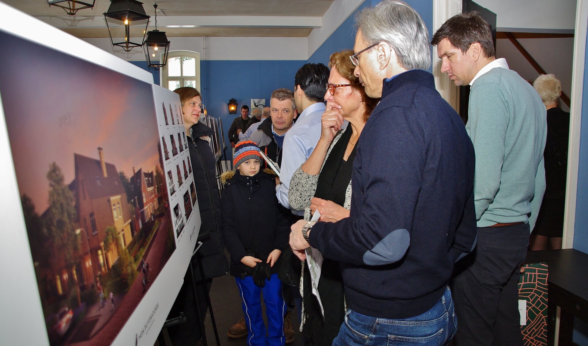 Er was zaterdag erg veel belangstelling voor de  verkoopmanifestatie van Park Duivenvoorde. | Foto Willemien Timmers