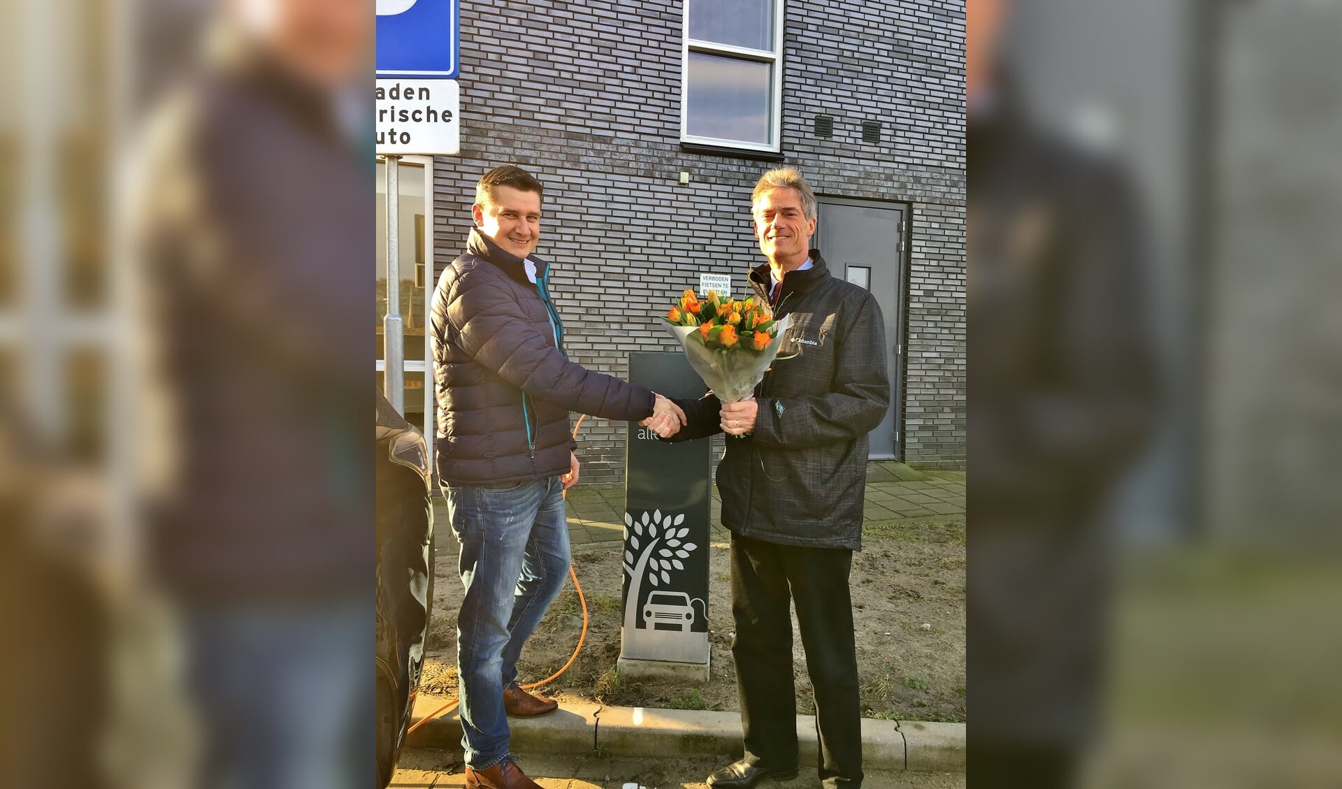 Bloemen voor E-rijder Frank Muller uit Nieuw-Rhijngeest. | Foto gemeente Oegstgeest