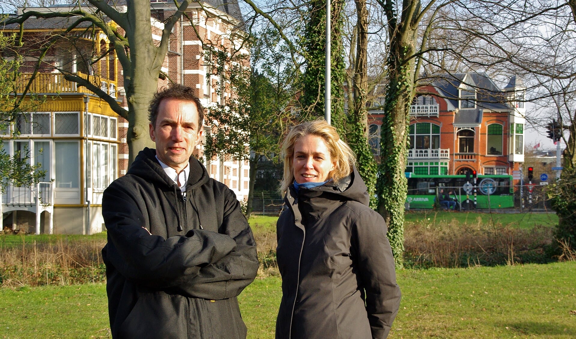 Peter van der Geer en Geralda Odinot op de plek waar het busstation moet komen.  | Foto Willemien Timmers