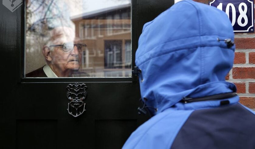 Laat u niets op de mouw spelden en laat niemand binnen wat ze ook verzinnen.