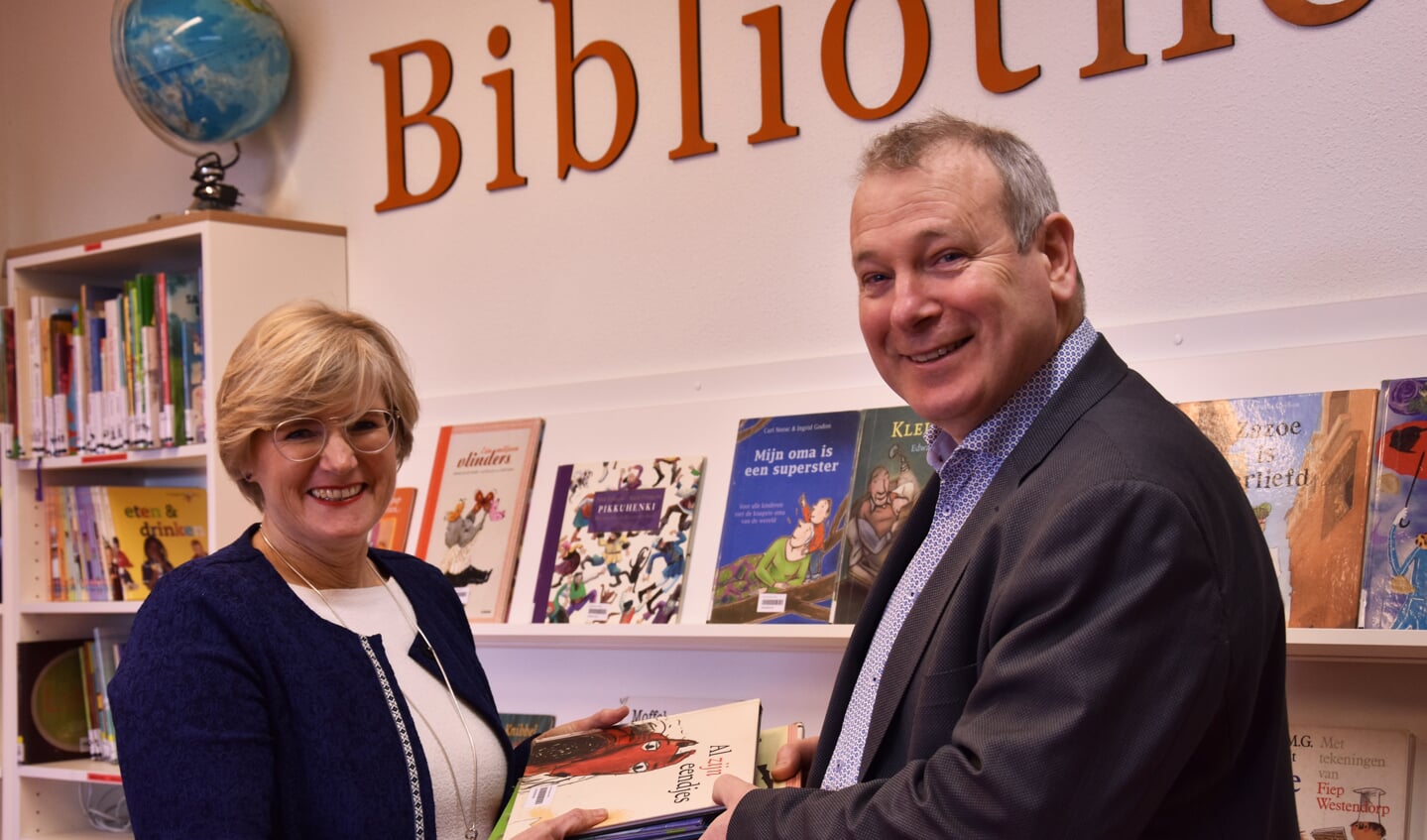 Dorien van Doeveren en Hans Portengen in de bibliotheek van de Antoniusschool. | Foto's: pr.