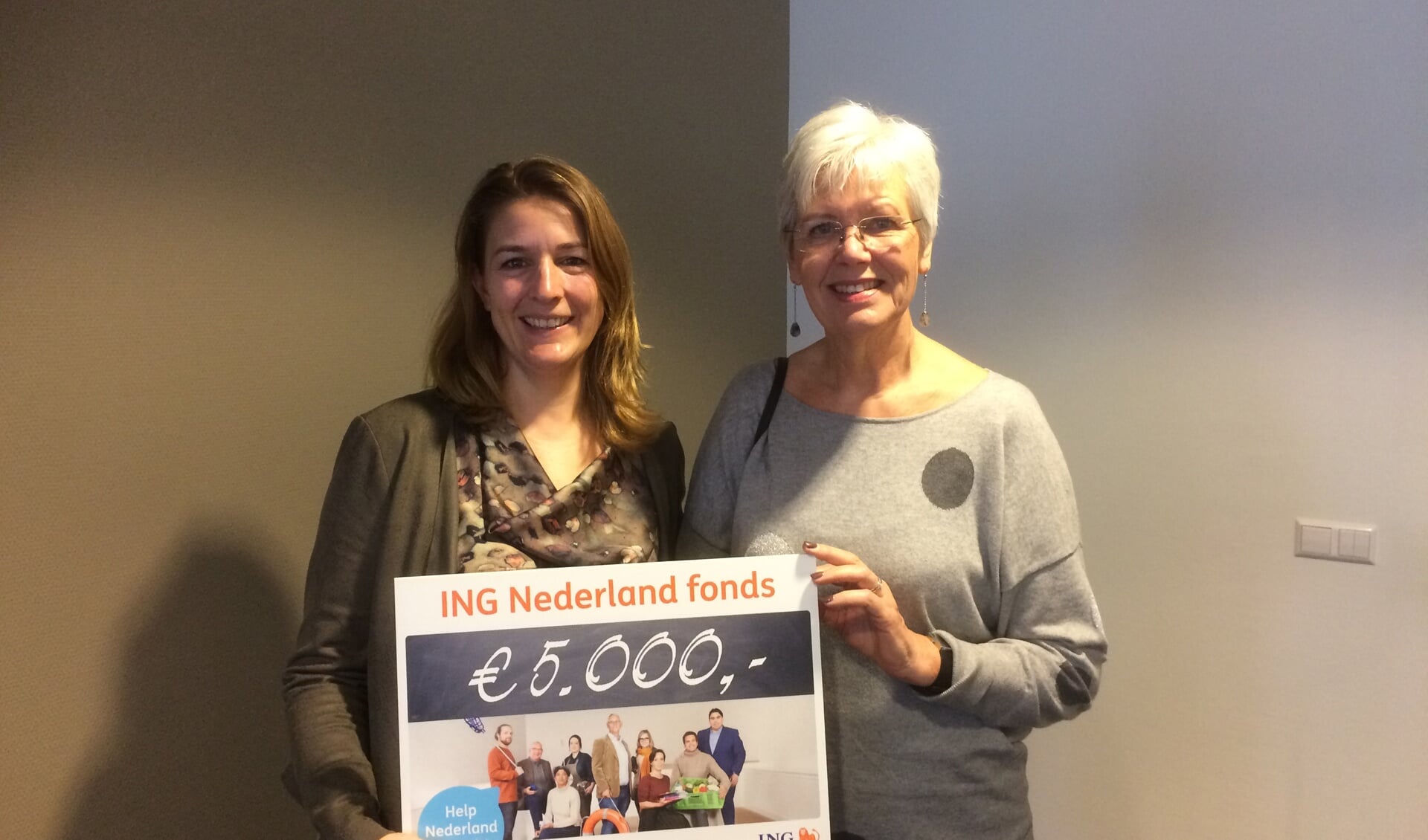Voorzitter Nicole Middelbosch en Anne Marie Fallon van Lisserbroek SamenMeer blij met de cheque.
