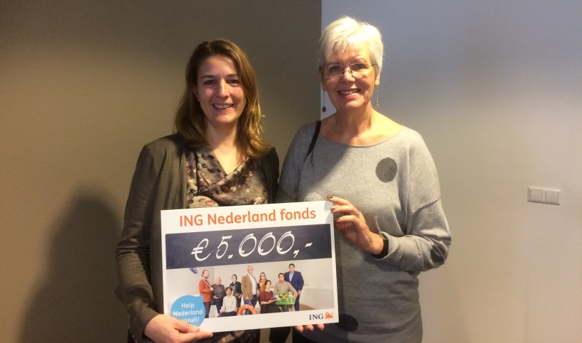 Voorzitter Nicole Middelbosch en Anne Marie Fallon van Lisserbroek SamenMeer blij met de cheque.