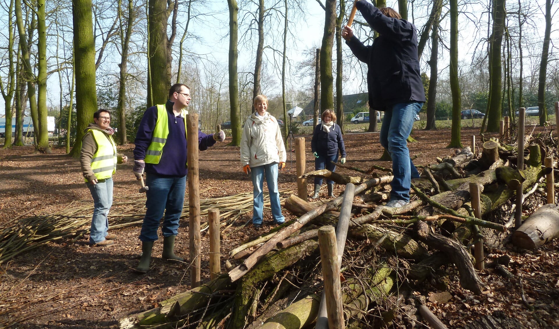 Het Overbosch wordt lenteklaar gemaakt met behulp van vrijwilligers tijdens het jaarlijkse NLdoet. | Foto: pr.