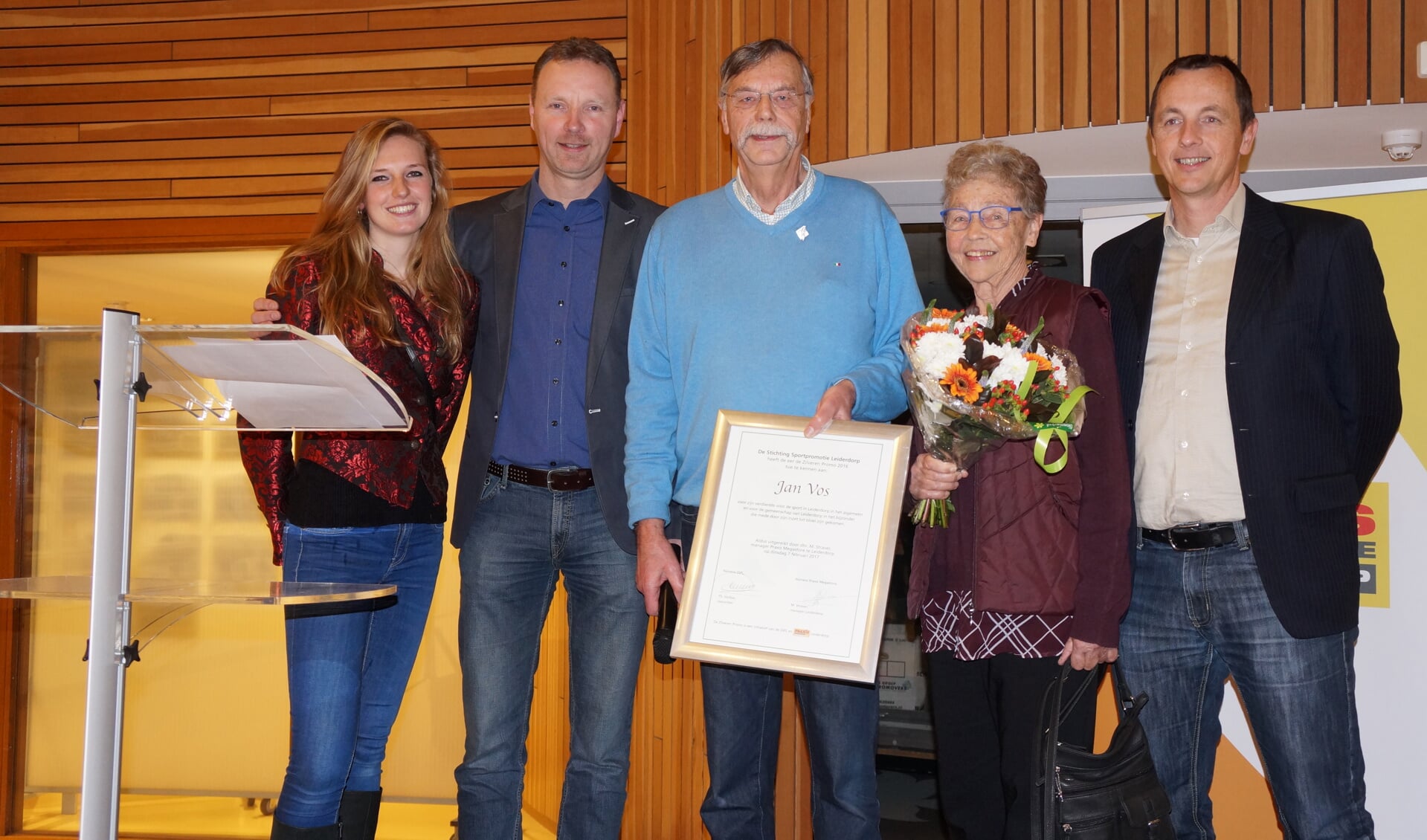Zilveren Promo winnaarJan Vos (met oorkonde) met rechts van hem zijn echtgenote en zoon, en links SSPL bestuurslid Kim Vos en Praxix bedrijfsleider Marco Straver. | Foto: Frans Brocken