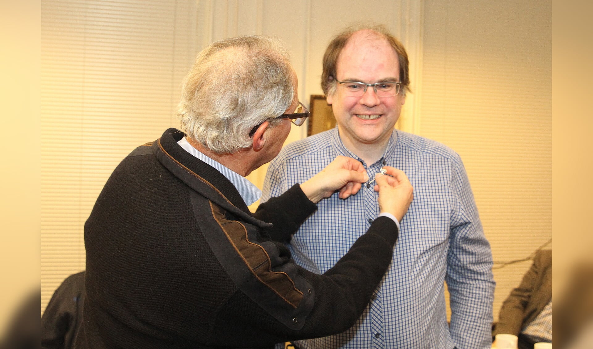 Rob Pex ontvangt de vrijwilligersspeld van de Cultuur-Historische Vereniging Oud Lisse uit handen van voorzitter Eric Prince.