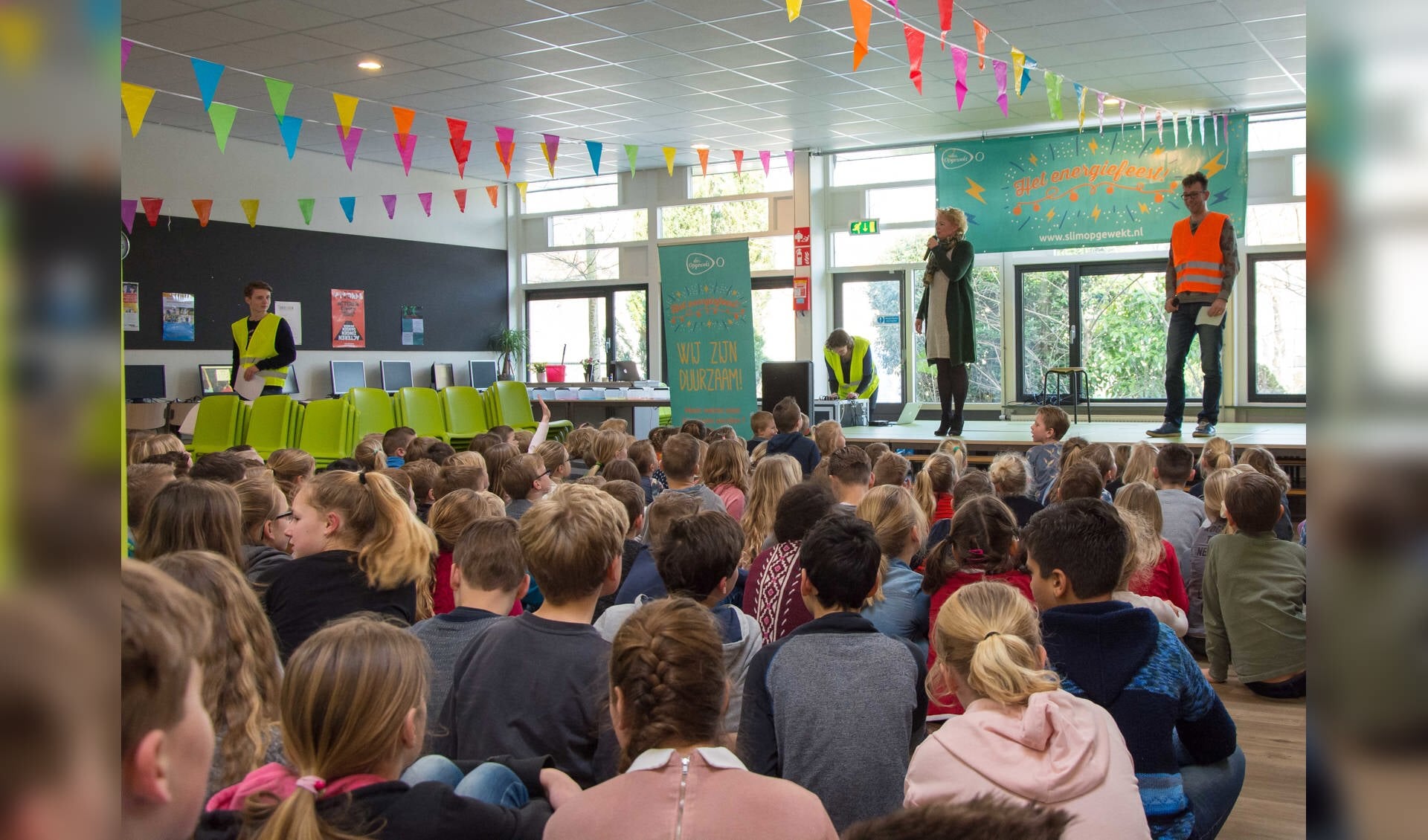 Feest vanwege het feit dat basisschool De Reiger stroomneutraal is. | Foto: Slim Opgewekt