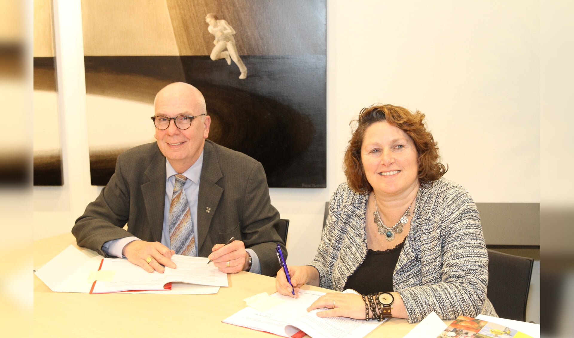 Wethouder Cees Ruigrok en Ingeborg de Jong van Timpaan bij de ondertekening. | Foto: Arie in 't Veld 