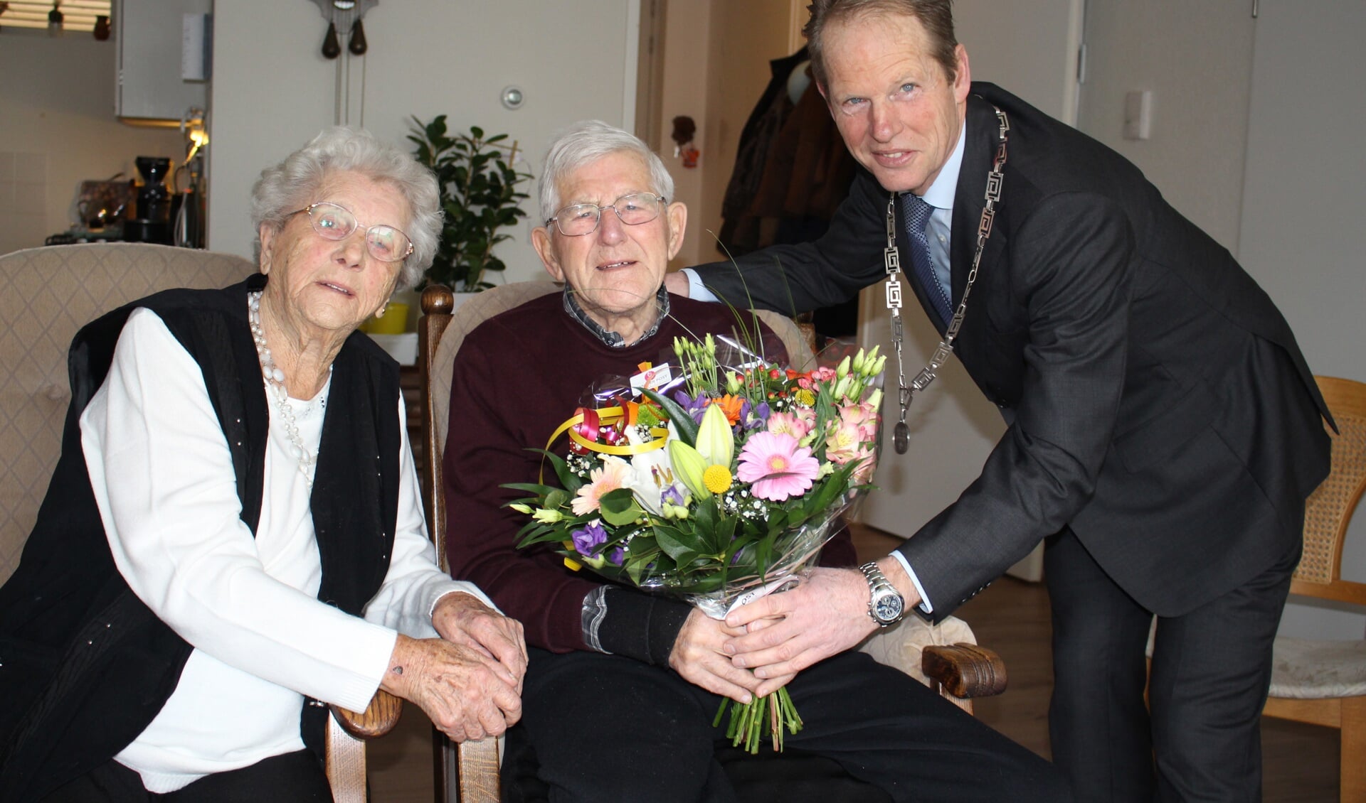 Uiteraard is burgemeester Arie van Erk aanwezig om het echtpaar te feliciteren. | Foto en tekst: Annemiek Cornelissen