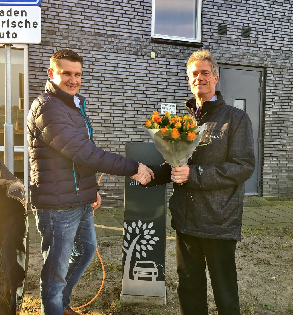 <p pstyle="brood"><em>Archieffoto: De eerste laadpaal in Nieuw Rhijngeest werd in februari 2017 in gebruik genomen</em></p>