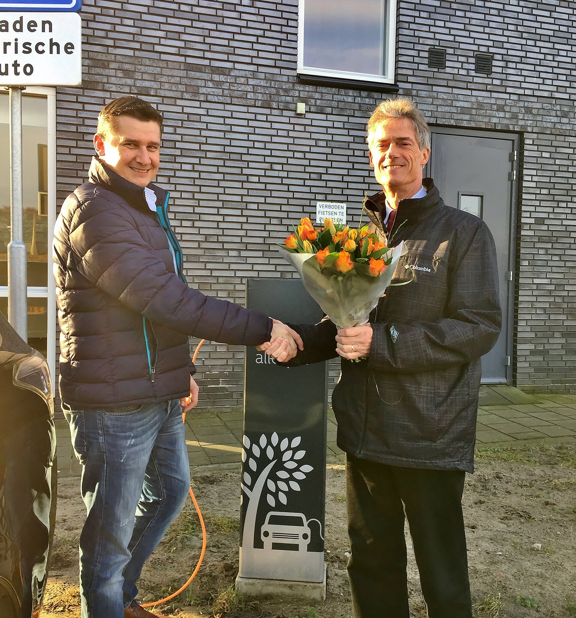Archieffoto: De eerste laadpaal in Nieuw Rhijngeest werd in februari 2017 in gebruik genomen