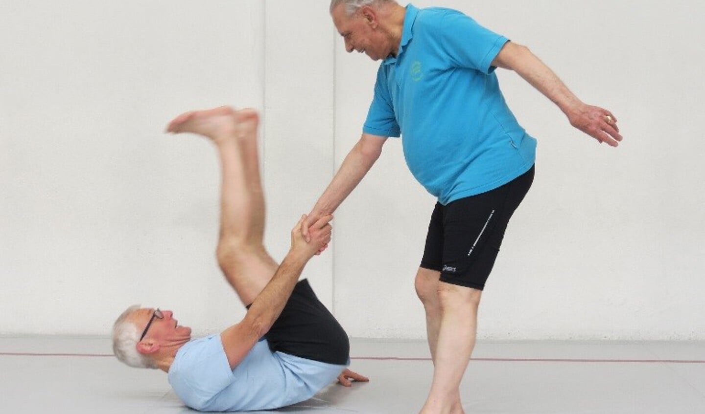 Judoleraar Jan Barends (l) met zijn oudste leerling, de 88-jarige Jan ten Have. | Foto: pr.