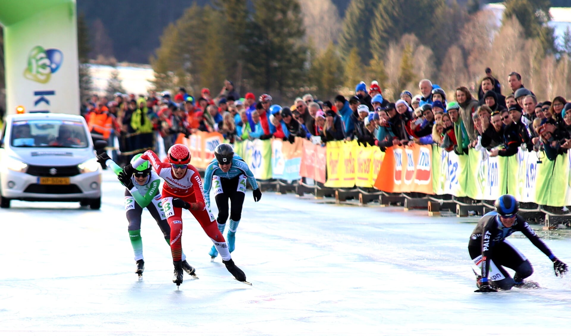 Lisa van der Geest (rode pak) sprint naar de overwinning nadat Elma de Vries (r) op enkele meters voor de finish is gevallen. | Foto: pr./ Arjen Vervoort