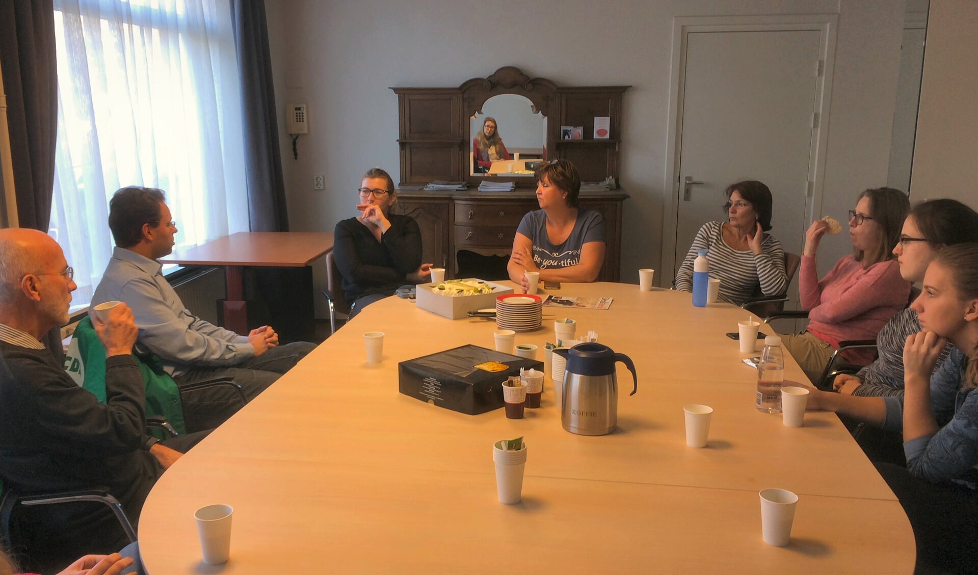 CDA kandidaat voor de Tweede Kamer Jan-Jaap de Haan (2e van links) in gesprek met verzorgenden. | Foto: PR