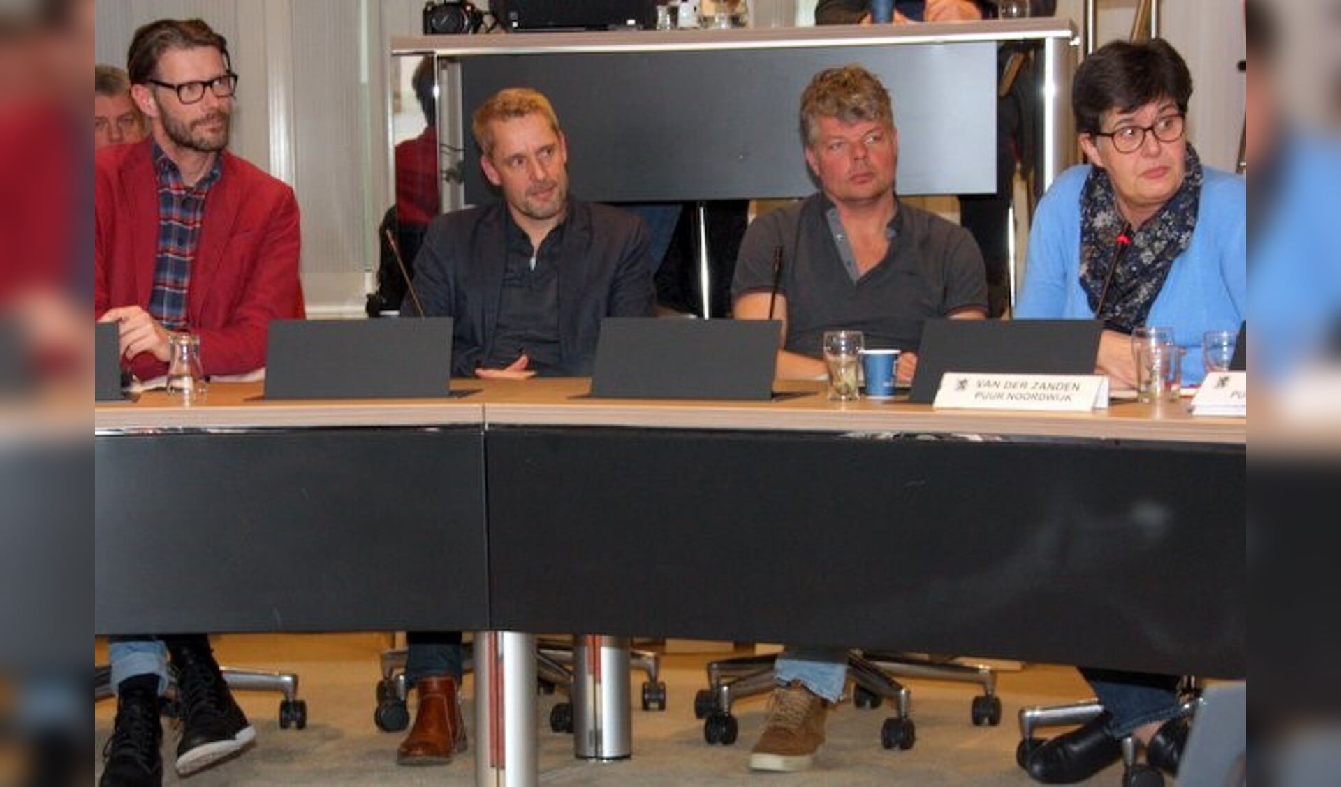 Bestuurders Blok, Caspers en Keijzer van KSN luisteren aandachtig naar de opmerkingen van de Noordwijkse politiek. | Foto: Wim siemerink