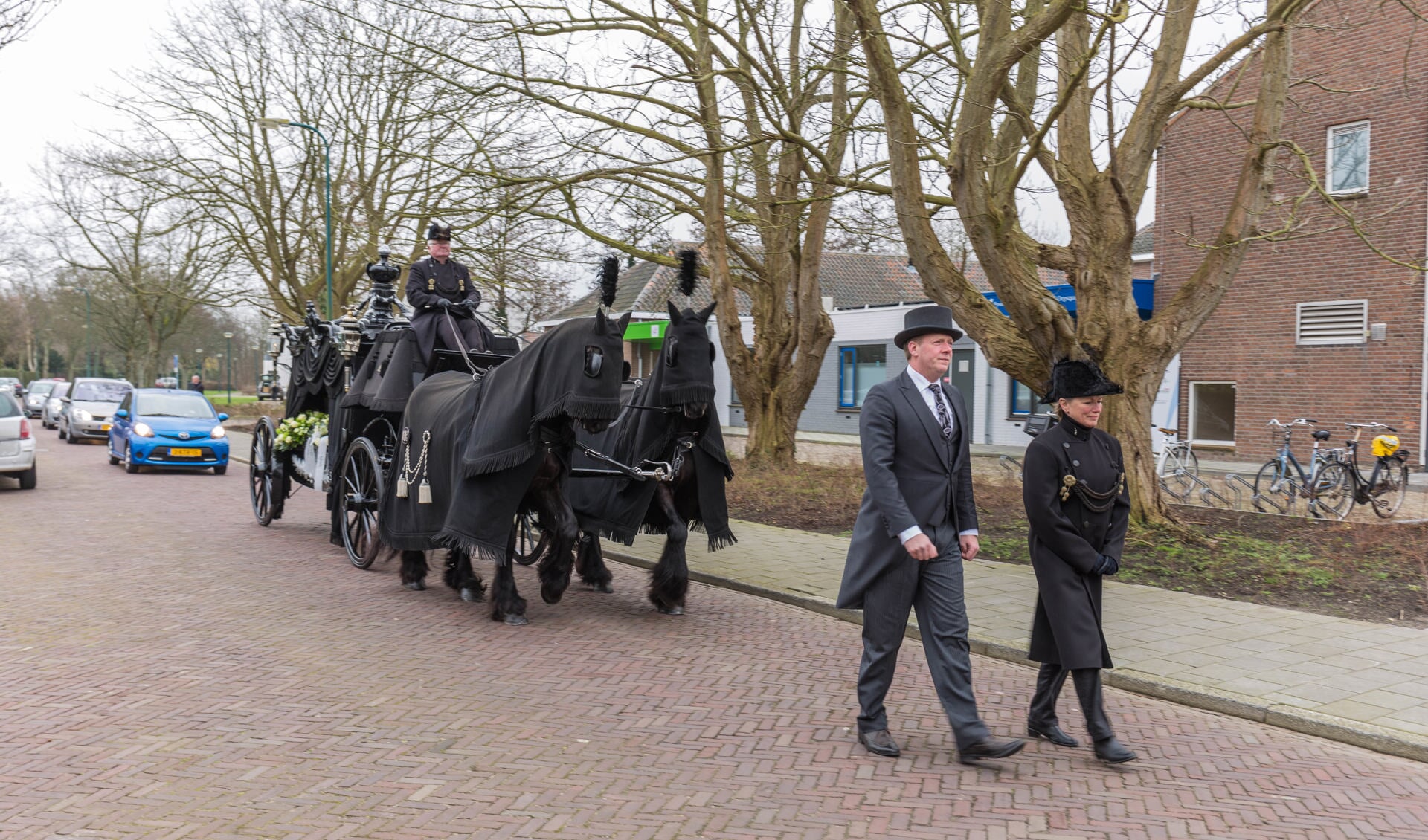 Nel Hoogervorst vertrekt vanuit het Afscheidscentrum Oegstgeest. Het was de eerste uitvaart van dit nieuwe centrum aan de Piet Heinlaan. | Wil van Elk