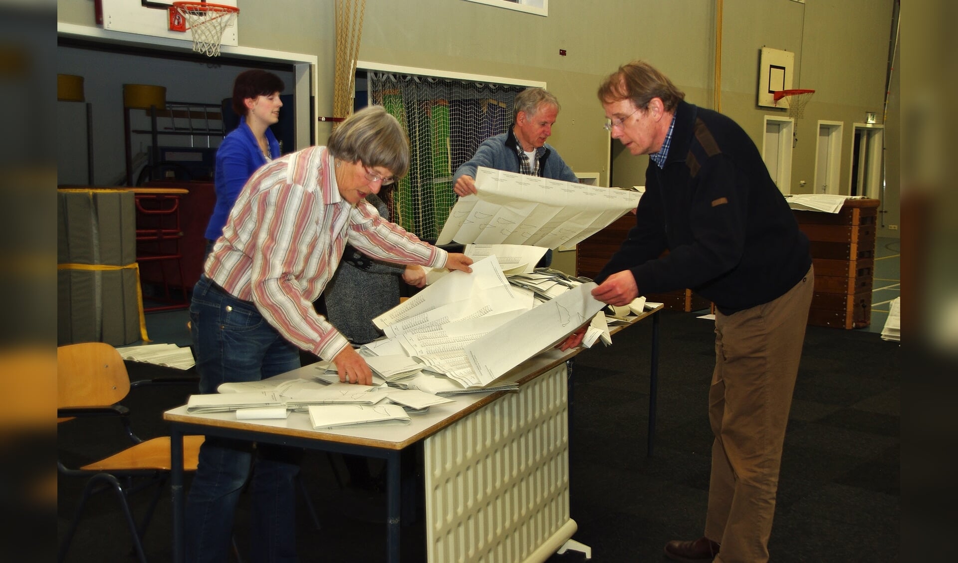 Even na negenen was het stembureau in Poelgeest al druk aan het tellen. | Foto Willemien Timmers