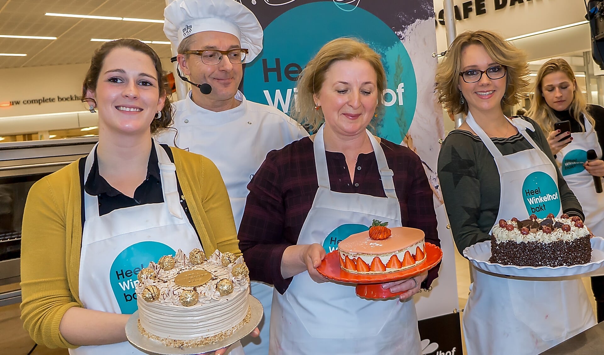 V.l.n.r. Paula Braxhoven, Grazyna Monkhorst en Annelies Borst met hun taarten. Achter hen staat Charles Callenbach. | Foto: J.P. Kranenburg