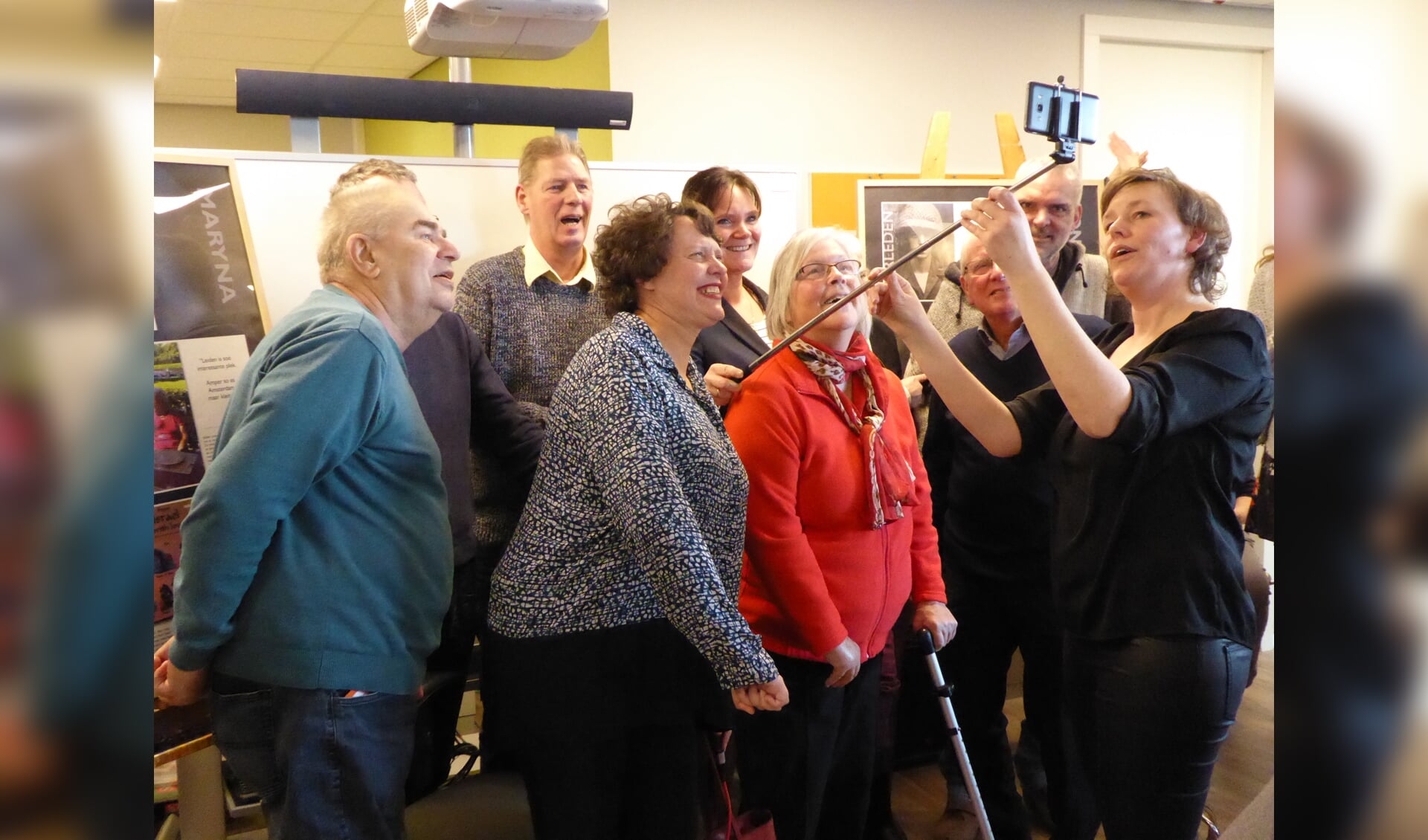 Cliënten van het afasiecentrum maken als openingshandeling een selfie met wethouder Angelique Beekhuizen. | Foto: PR