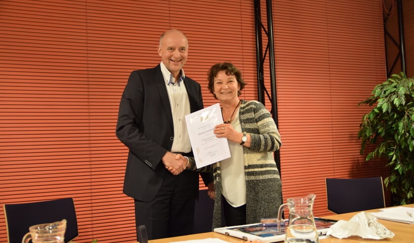 Roos van Leeuwen ontvangt de Zilveren Barensteel voor haar jarenlange inzet voor VWF van wethouder Arno van Kempen. | Foto: Esther Luijk   