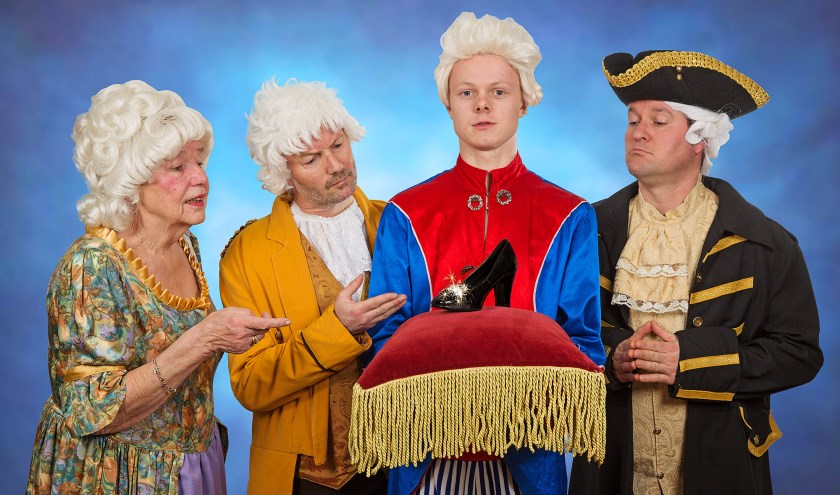 Wie past het muiltje? In 'Assepoes' gaat de prins op zoek. | Foto: pr./Edwin van der Wijngaard