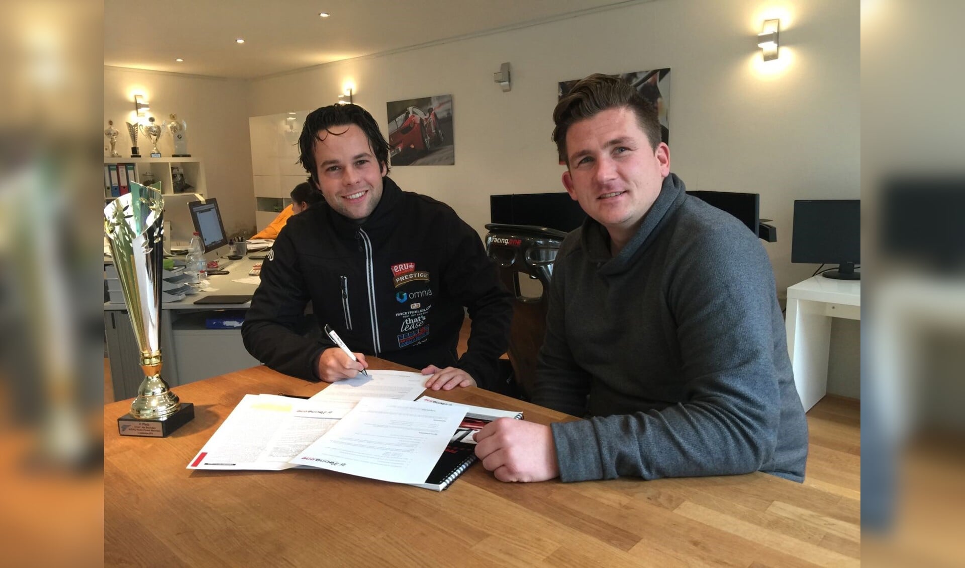 Niels Langeveld (l) tekent het contract met team Racing One. | Foto: pr.