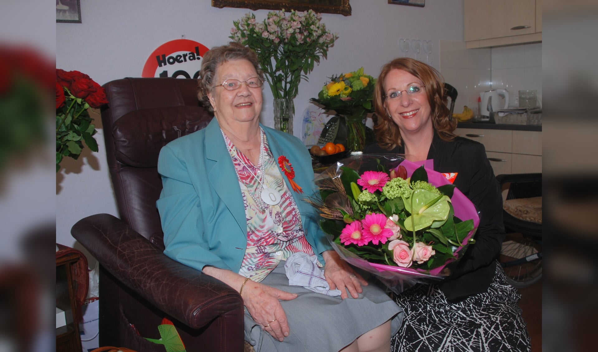Mevrouw van Harskamp-Bol ontvangt de felicitaties van burgemeester Carla Breuer. | Foto: Piet van Kampen
