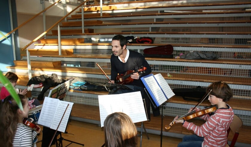 Dirigent Bram Soentjens repeteert met zijn JSR Kinderorkest in Oegstgeest. | Fotograaf Milou Martinot