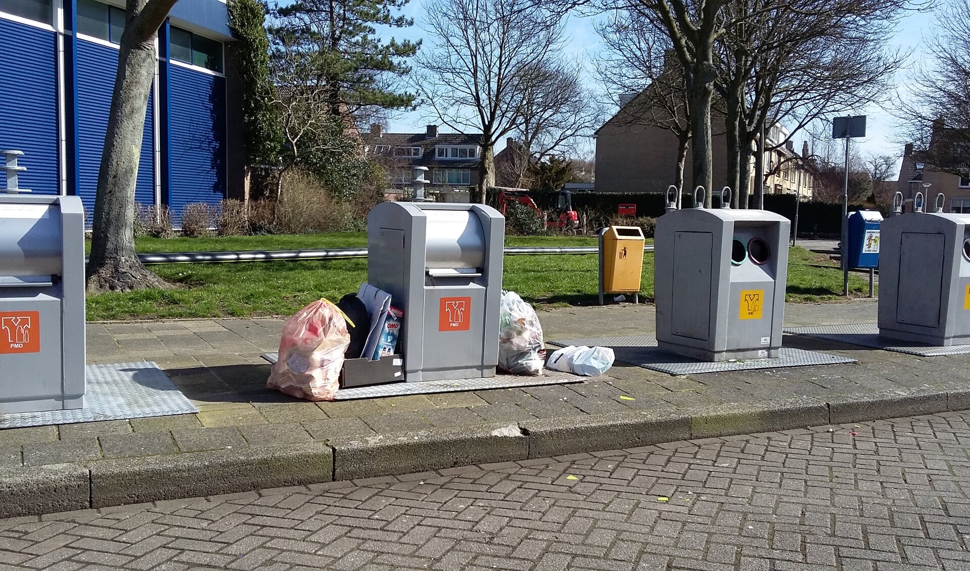 Is de container vol of kapot, dan kunnen inwoners bellen met de gemeente. Het achterlaten van zakken is een doorn in het oog van veel inwoners.  | 