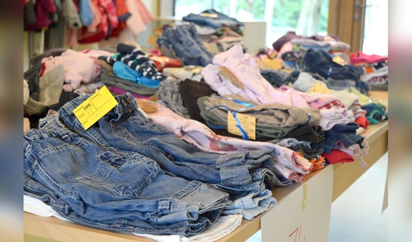 Gezellig snuffelen tussen alle kleding. |